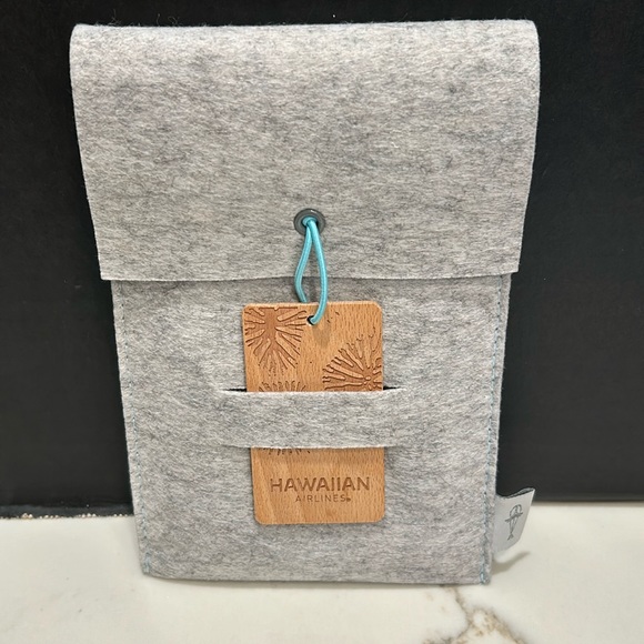 HAWAIIAN AIRLINES Gray Pouch with Wooden Tag 🌺🌺 - Picture 1 of 5